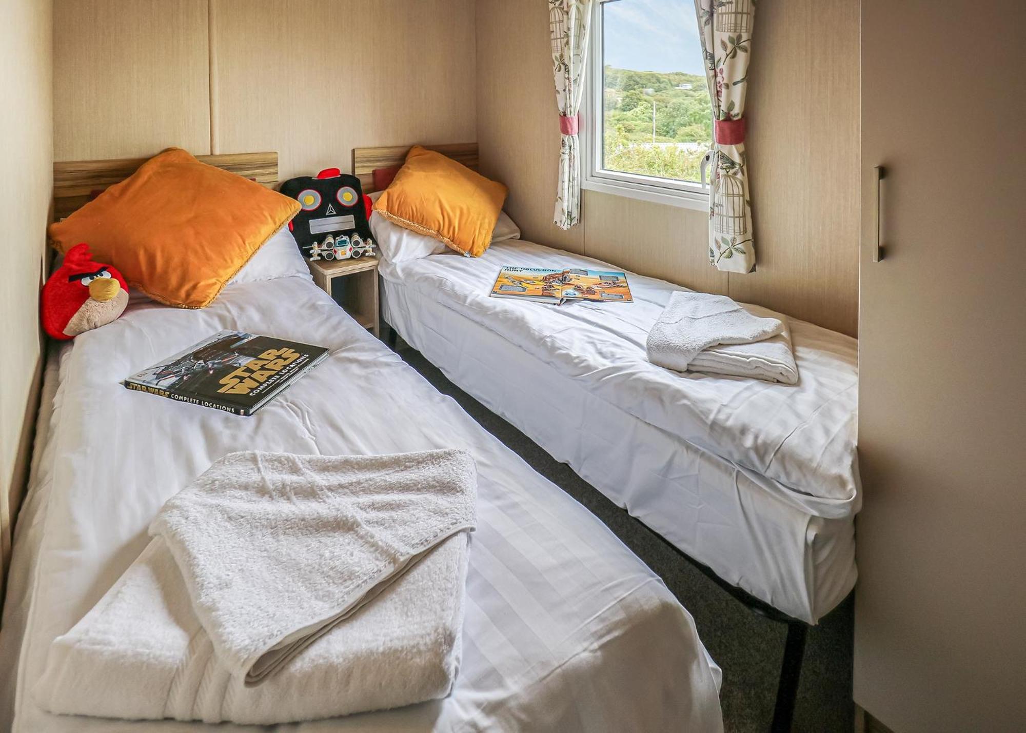 Waters Edge Leisure Park Hotel คาร์ดิแกน ภายนอก รูปภาพ