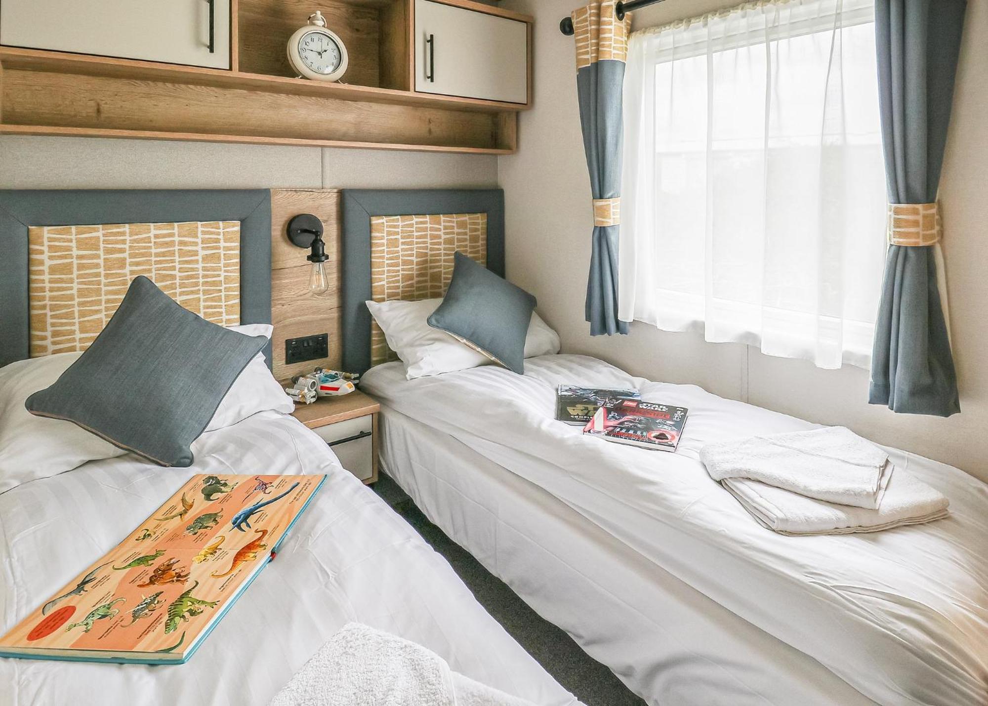 Waters Edge Leisure Park Hotel คาร์ดิแกน ภายนอก รูปภาพ